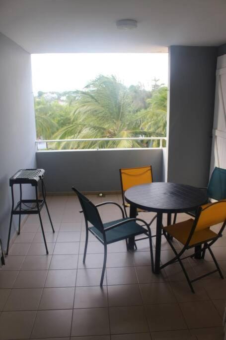 Ti Kaz' Paradis - accès privé à la plage du bourg Apartment in Sainte-Anne