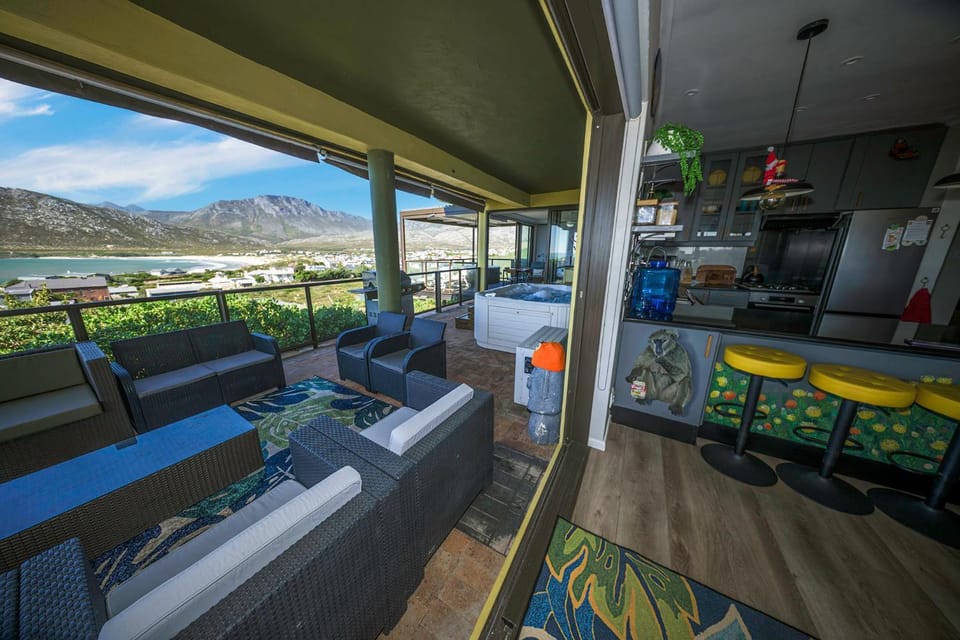 BBQ facilities, Garden, View (from property/room), Balcony/Terrace, Living room, Seating area, Garden view, Mountain view, Sea view, Family, pet friendly, kitchen