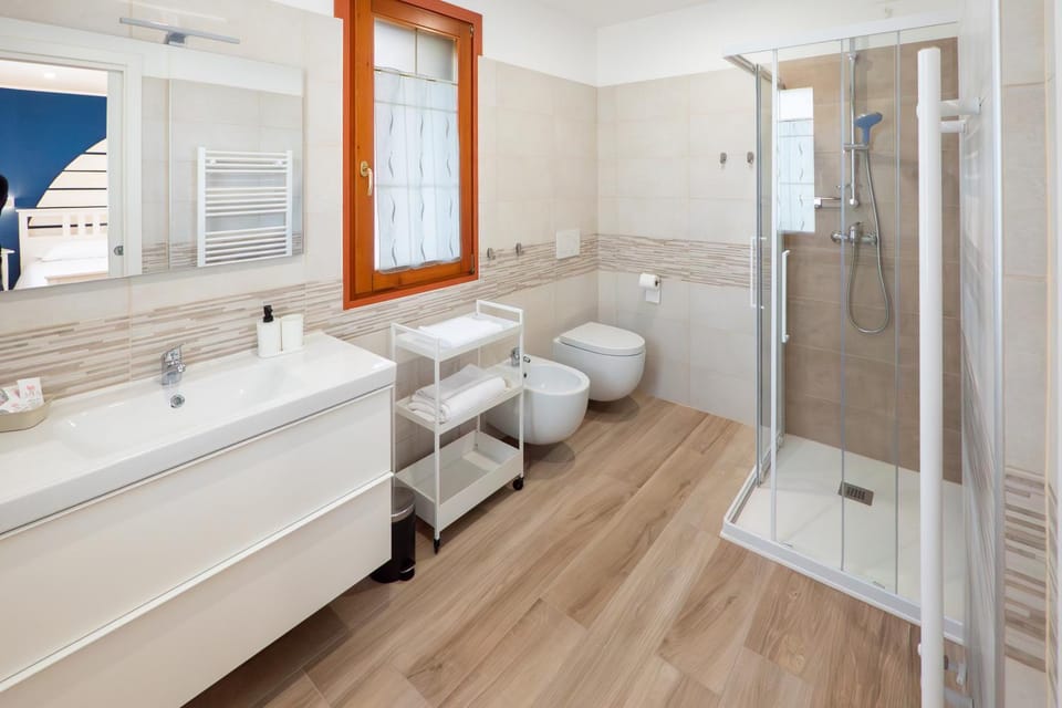 Shower, Toilet, Bathroom, bidet, towels