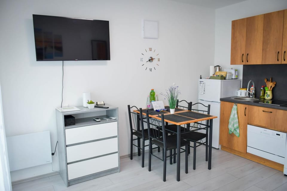 TV and multimedia, Kitchen or kitchenette, Living room, internet