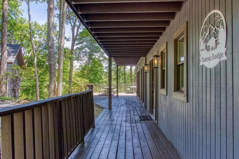 Smoky Vista Resort, Amazing Views, Hot Tub, 685 FREE tickets each paid day!!! Chalet in Gatlinburg