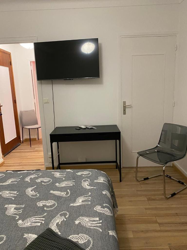 Bed, TV and multimedia, Living room