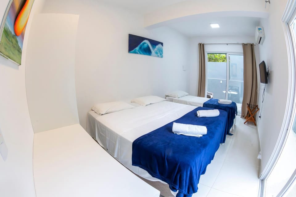 Bed, TV and multimedia, Photo of the whole room, Bedroom, towels
