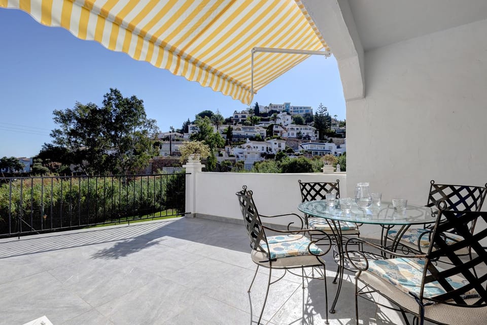Quaint 2 Bedroom Townhouse with Pool close to Sea! Chalet in Benalmadena