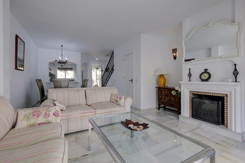 Quaint 2 Bedroom Townhouse with Pool close to Sea! Chalet in Benalmadena