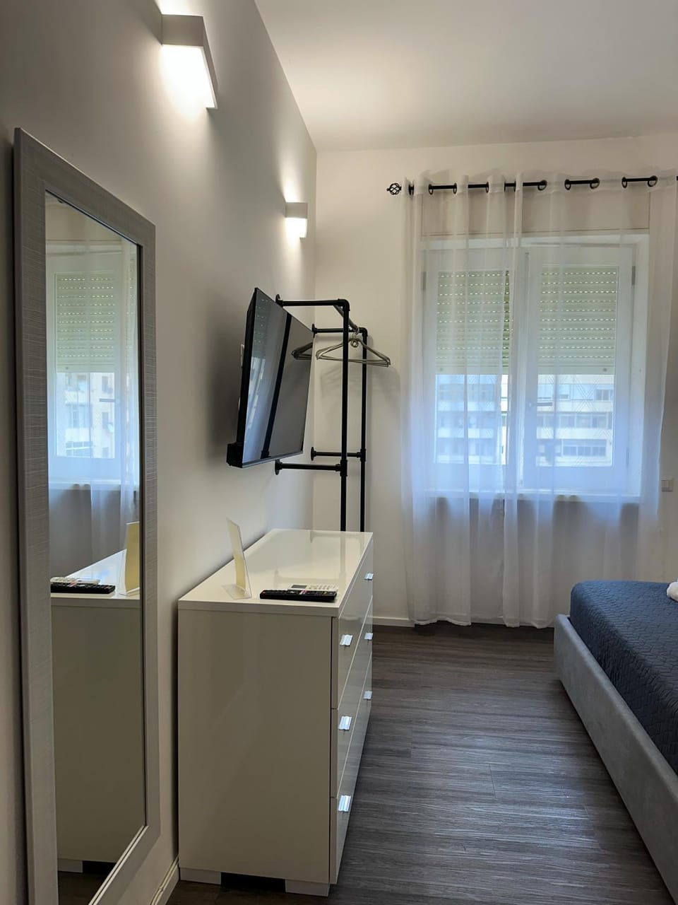 Bed, TV and multimedia, Photo of the whole room, Bedroom