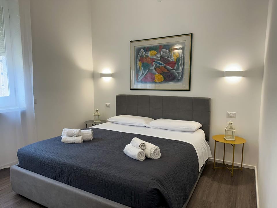 Bed, Photo of the whole room, Bedroom, towels