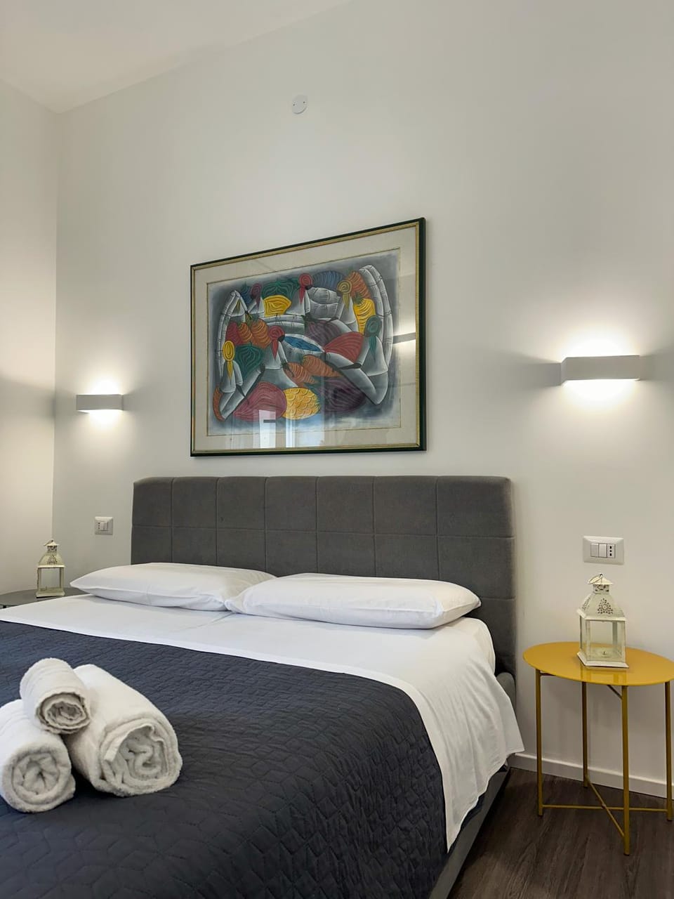 Bed, Photo of the whole room, Decorative detail, Bedroom, towels