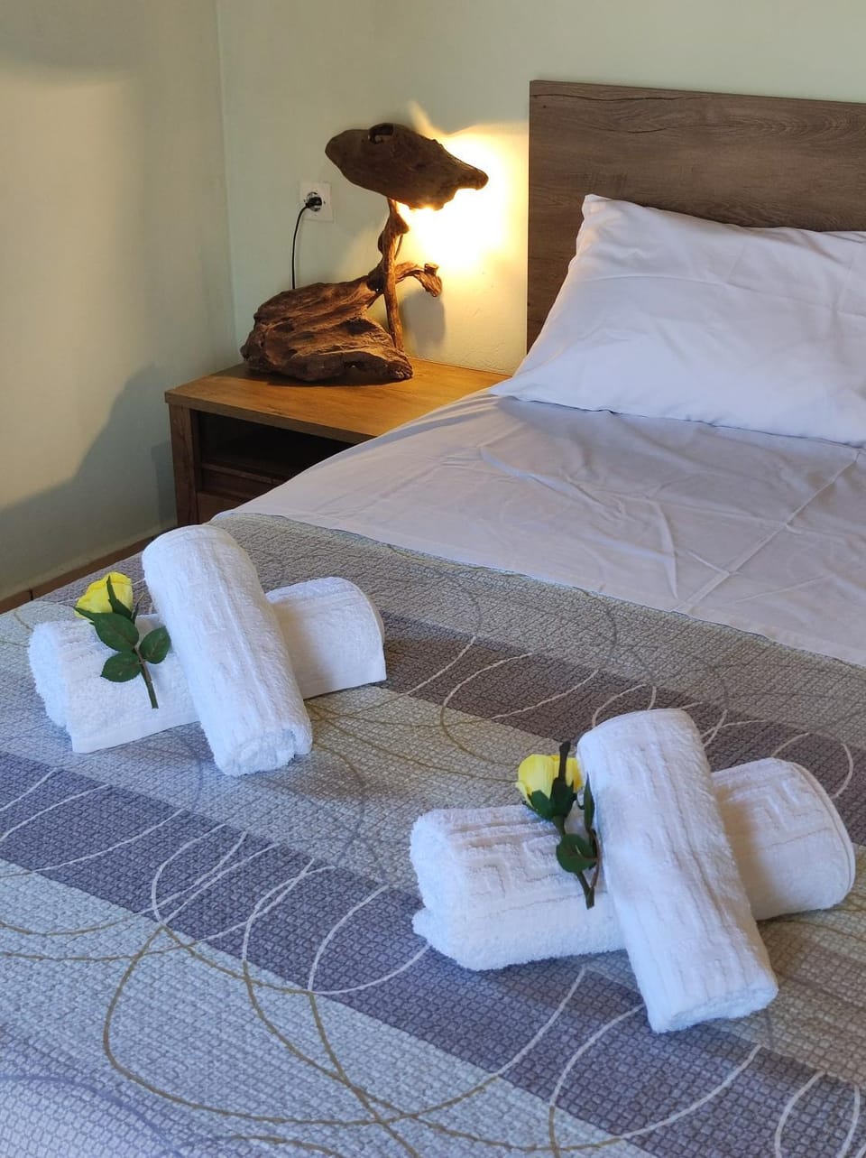Bed, Bedroom, towels