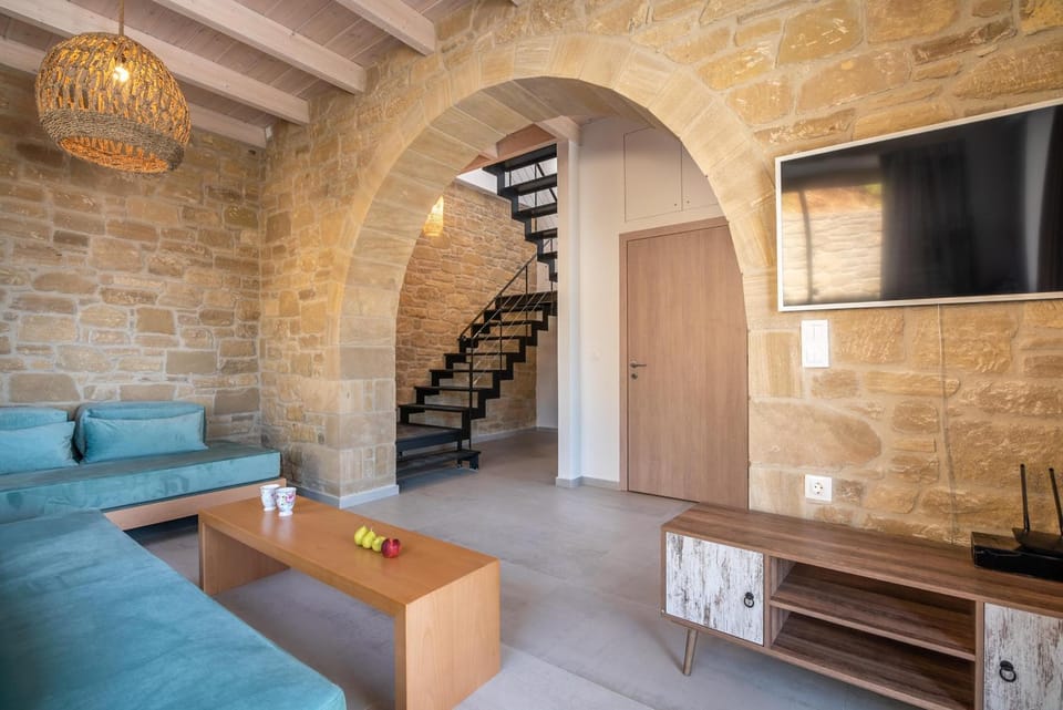 TV and multimedia, Living room, Seating area, Evening entertainment