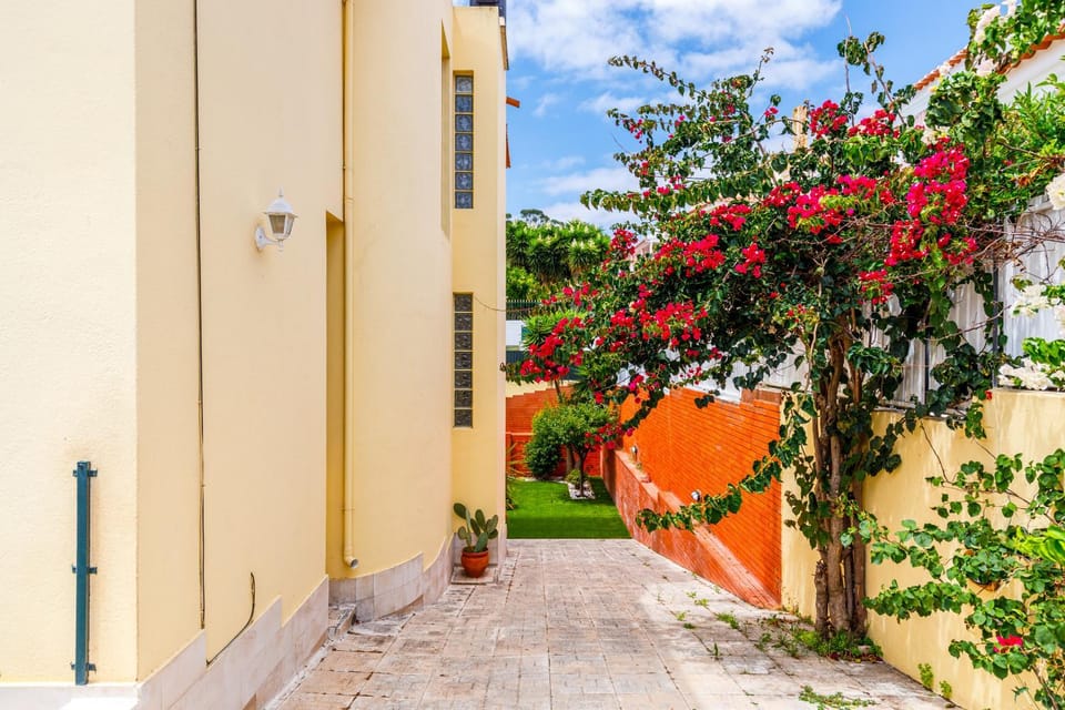 Jacuzzi, garden, pool & barbecue beach House, 15mn from Lisbon center Villa in Lisbon District