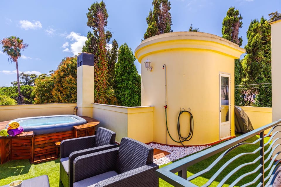 Jacuzzi, garden, pool & barbecue beach House, 15mn from Lisbon center Villa in Lisbon District
