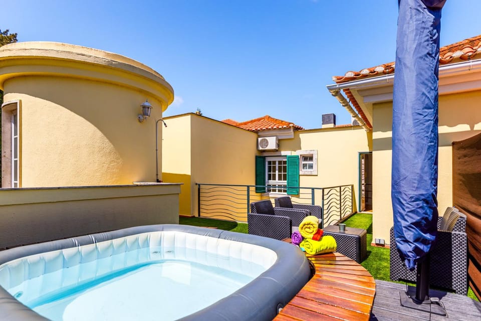 Jacuzzi, garden, pool & barbecue beach House, 15mn from Lisbon center Villa in Lisbon District