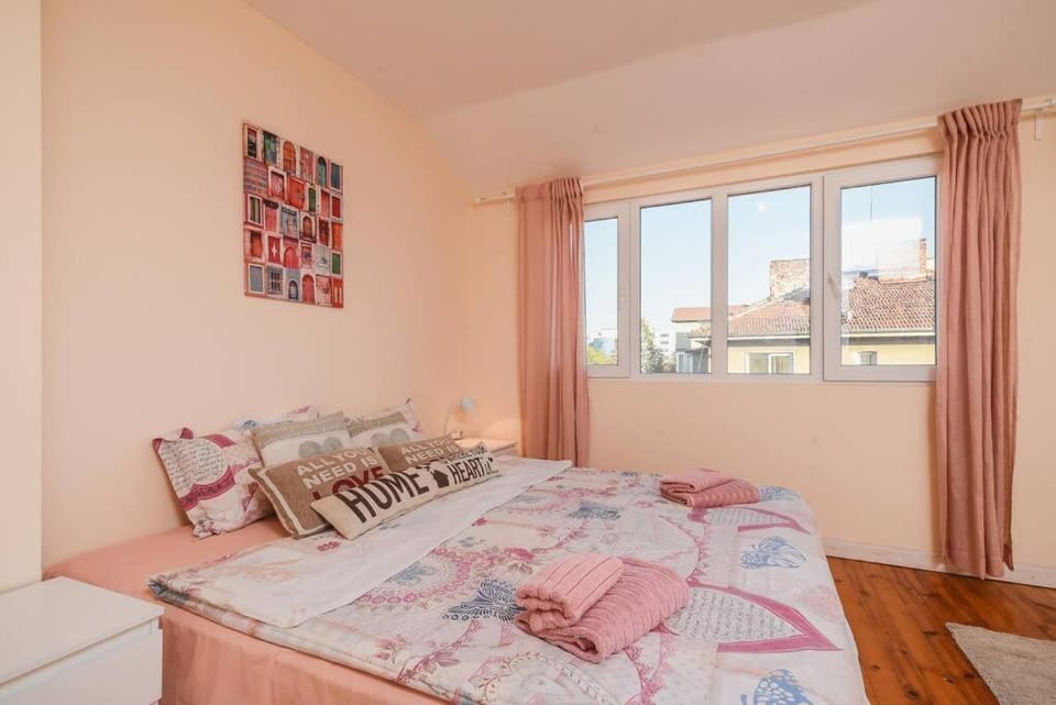 Spacious and Cozy 3 BR Apartment in Downtown Sofia Apartment in Sofia