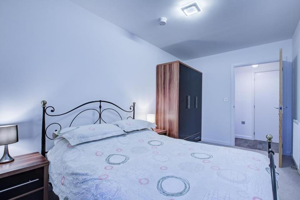 Luxury 2 bed flat in a new block in East Acton Apartment in London Borough of Ealing