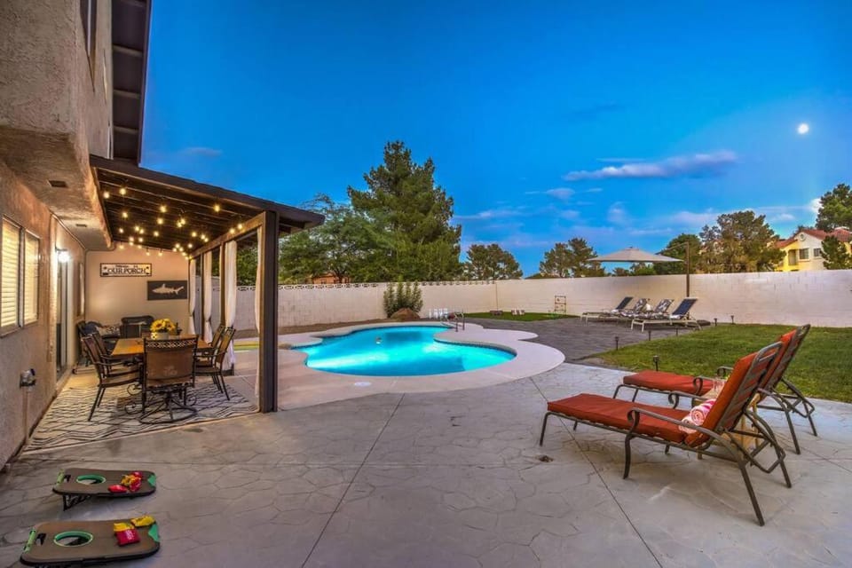 Hidden Gem in the Desert -Gym/Pool/Spa/Games-4BR House in Spring Valley