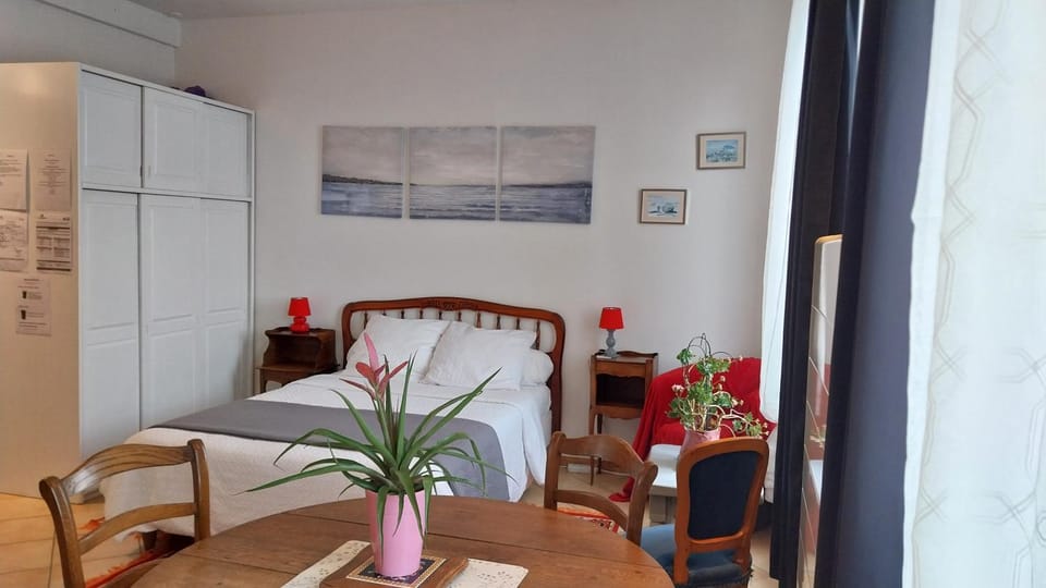 Studio Neptune Apartment in Normandy