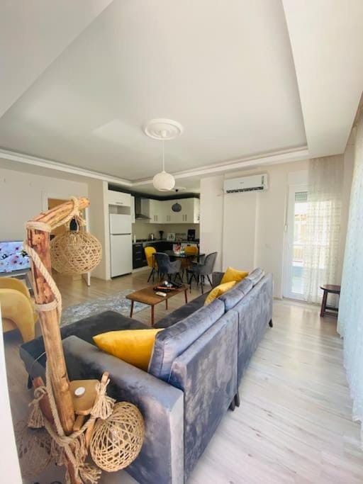 Nightclub / DJ, Living room, Seating area