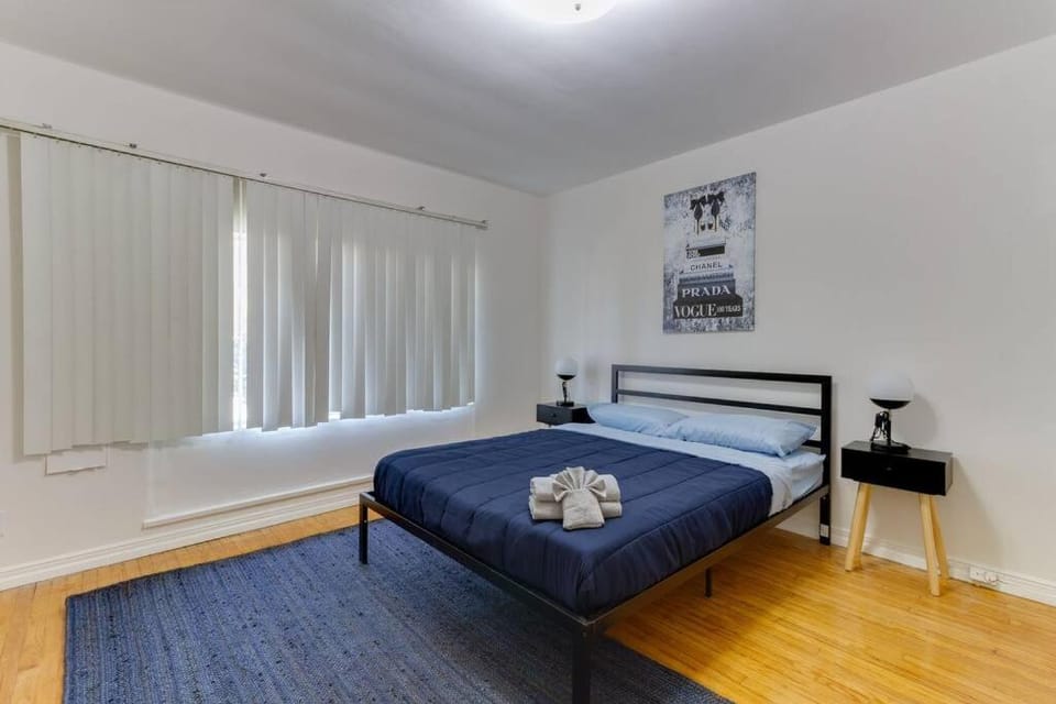 2 Bedroom Mid-Wilshire Charmer close to Downtown House in San Fernando Valley