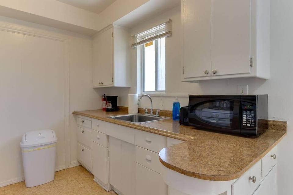 2 Bedroom Mid-Wilshire Charmer close to Downtown House in San Fernando Valley
