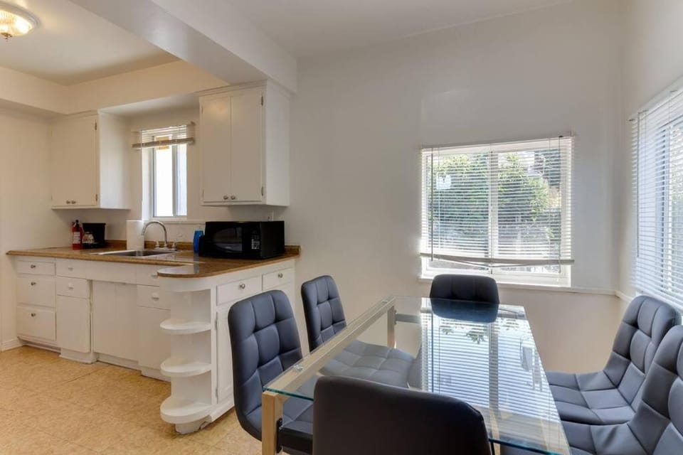2 Bedroom Mid-Wilshire Charmer close to Downtown House in San Fernando Valley