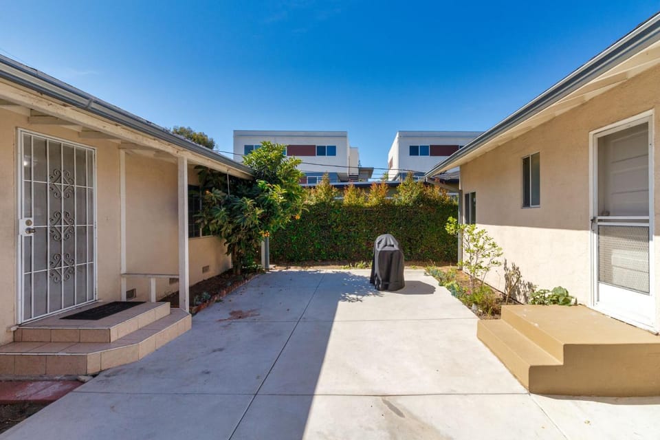 3 bedroom Mid-Wilshire Charmer near Downtown House in San Fernando Valley