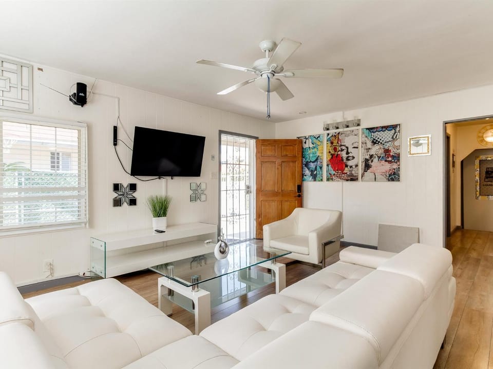 3 bedroom Mid-Wilshire Charmer near Downtown House in San Fernando Valley