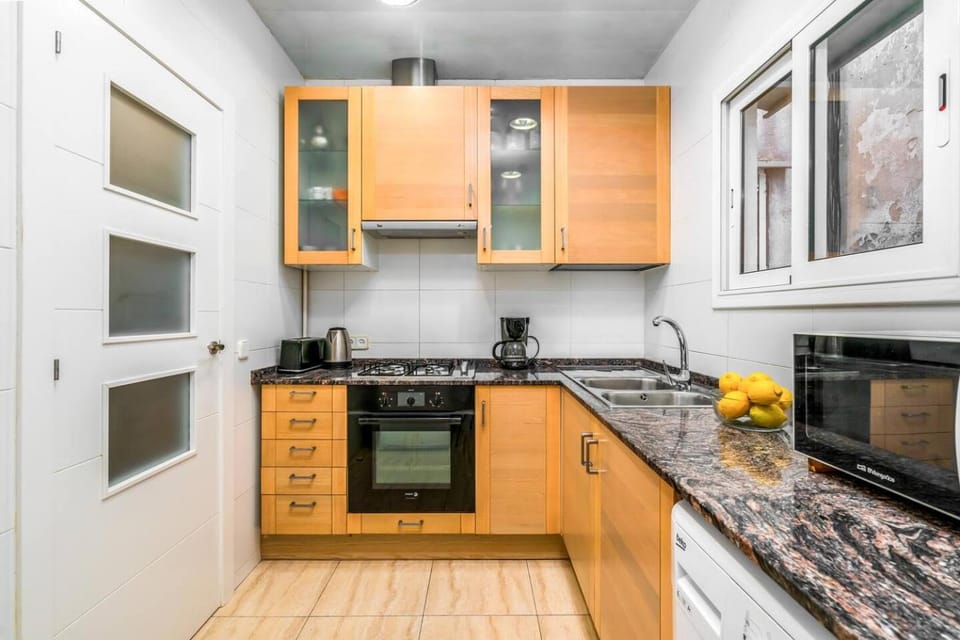 Arc de Triomf Base 4BR for 5 Lift Apartment in Barcelona