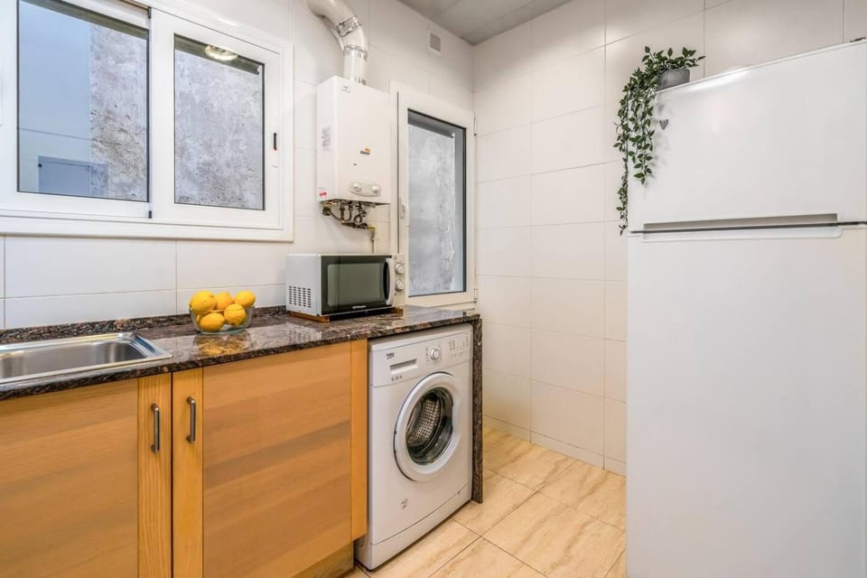 Arc de Triomf Base 4BR for 5 Lift Apartment in Barcelona