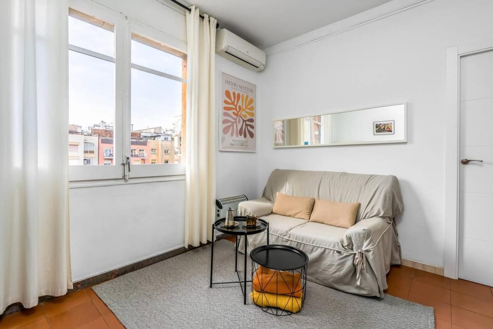 Arc de Triomf Base 4BR for 5 Lift Apartment in Barcelona