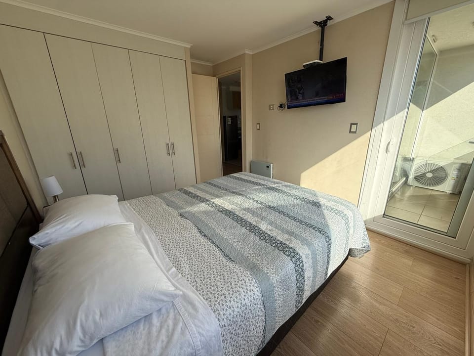 Bed, TV and multimedia, Bedroom