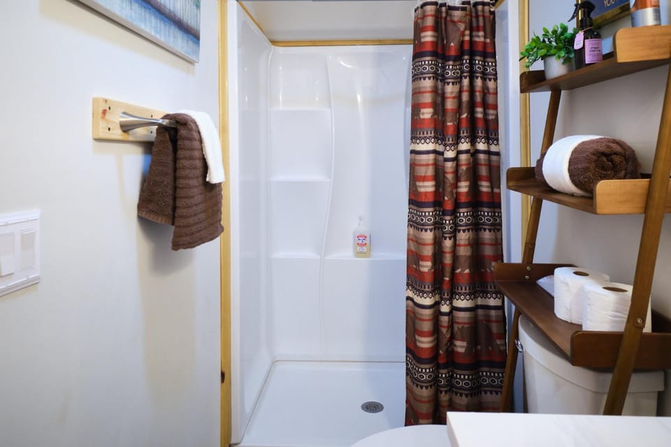Steps from Downtown Pigeon Forge Parkway + Private Hottub and firepit - Wifi - Firefly Bungalows Apartment in Pigeon Forge