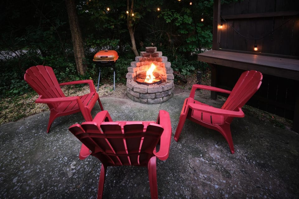 Steps from Downtown Pigeon Forge Parkway + Private Hottub and firepit - Wifi - Firefly Bungalows Apartment in Pigeon Forge