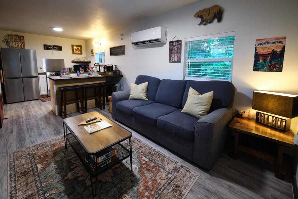 Steps from Downtown Pigeon Forge Parkway + Private Hottub and firepit - Wifi - Firefly Bungalows Apartment in Pigeon Forge