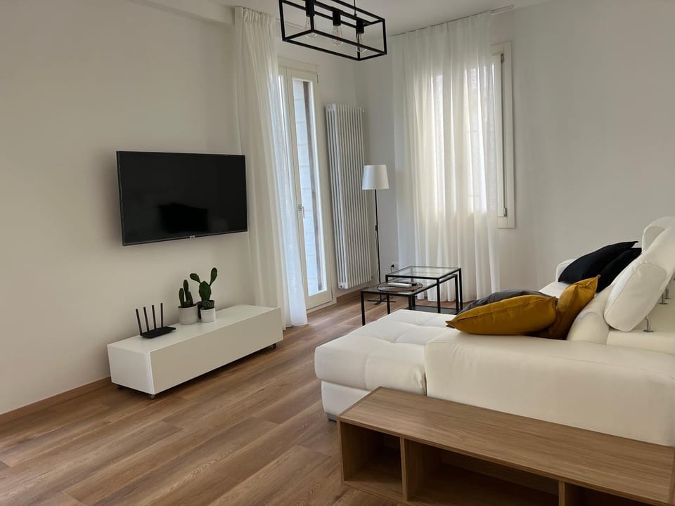 Communal lounge/ TV room, TV and multimedia, Living room, Seating area, Evening entertainment