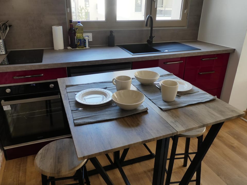 Kitchen or kitchenette, Dining area