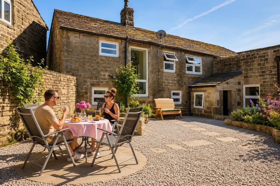 The Bronte Moor Retreat - 3 Bed, Pet Friendly Cottage - Stunning Views - Hot Tub House in Calderdale