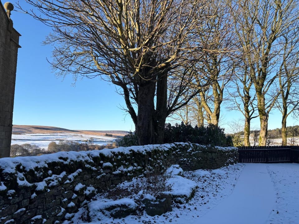 The Bronte Moor Retreat - 3 Bed, Pet Friendly Cottage - Stunning Views - Hot Tub House in Calderdale