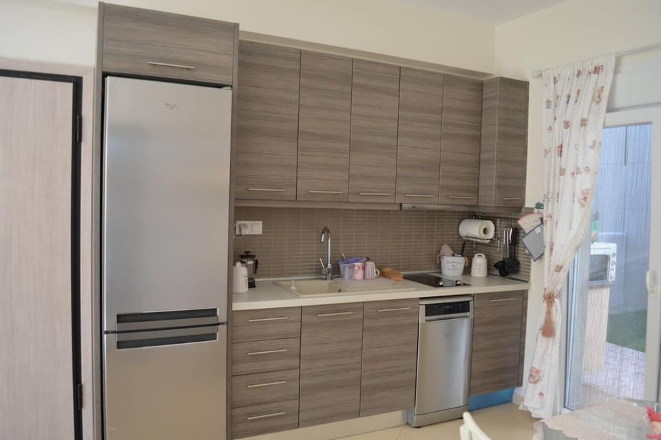 Photo of the whole room, kitchen