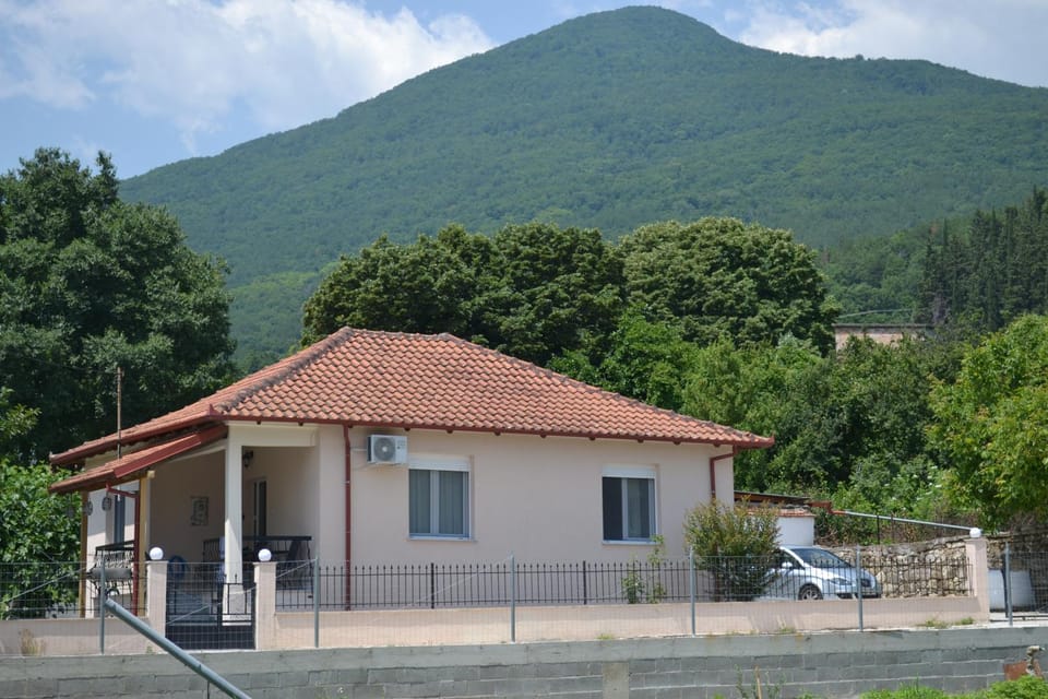 Property building, Day, Natural landscape, Summer, Mountain view, Parking