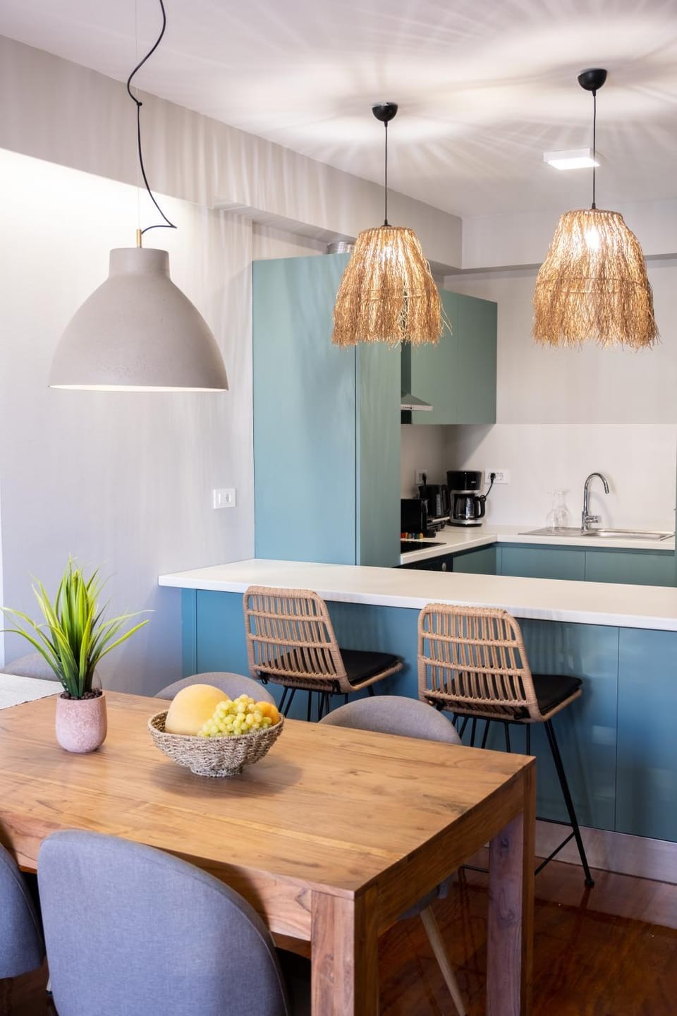 Kitchen or kitchenette, Dining area