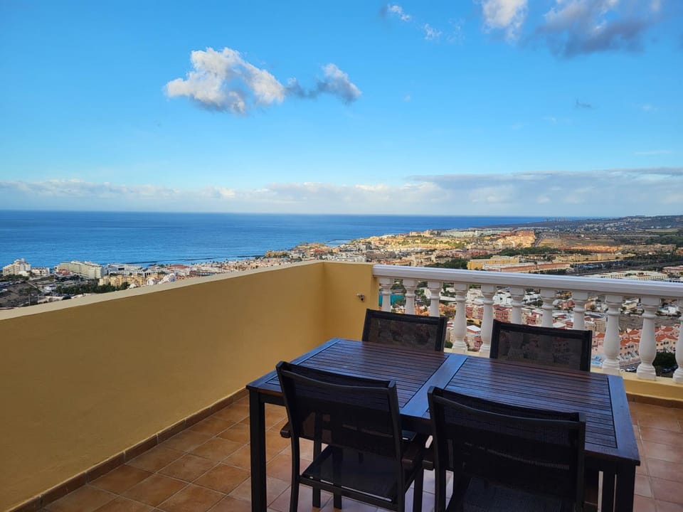 View (from property/room), Balcony/Terrace, Dining area, Sea view