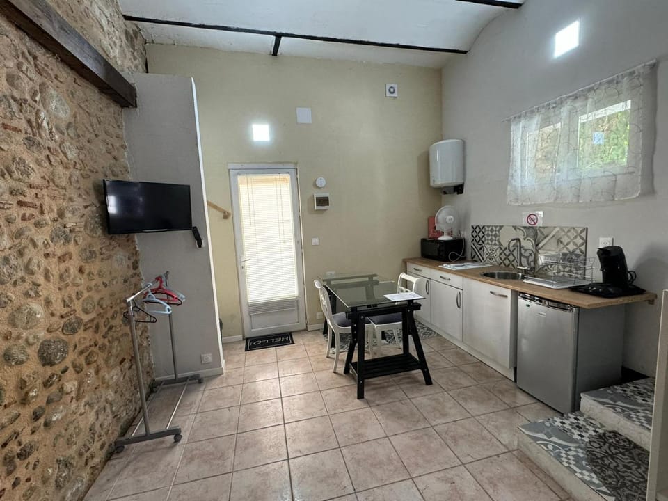 Studio centre ville du Boulou pour 2 personnes- check in 18h 20h check out 11h max juillet-aout 1 semaine minimum Apartment in Le Boulou