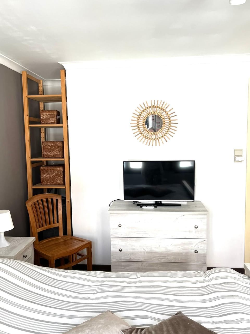 Bed, TV and multimedia, Bedroom