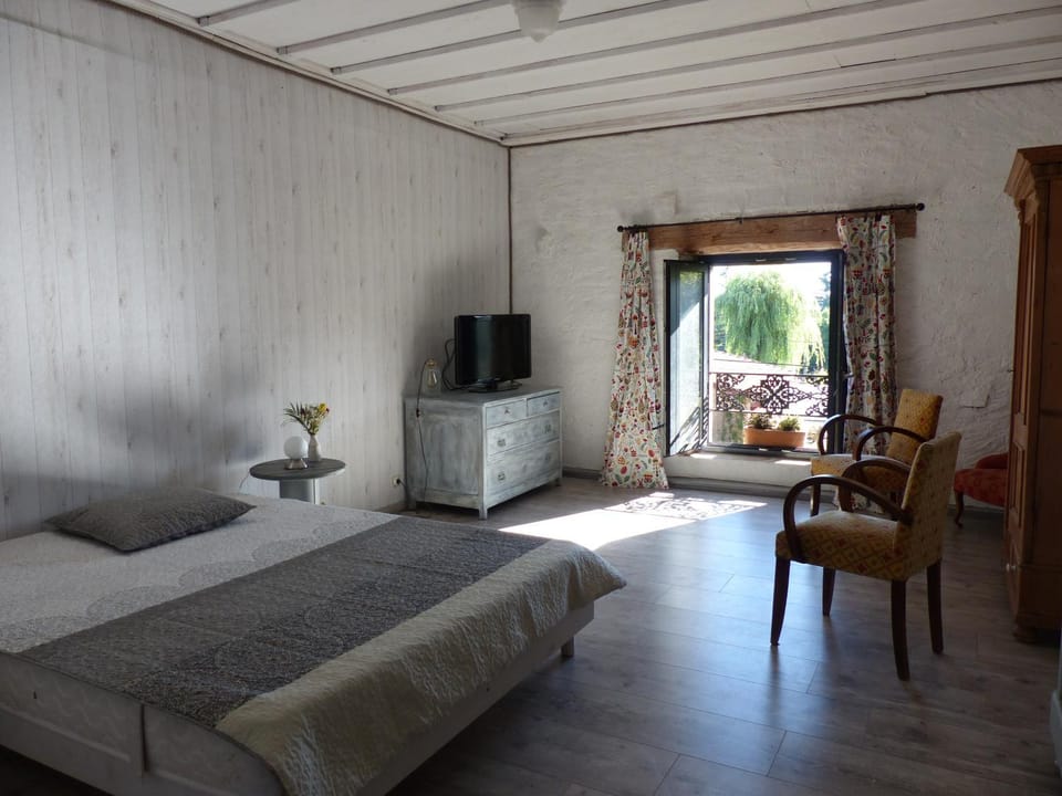 Bed, TV and multimedia, Bedroom