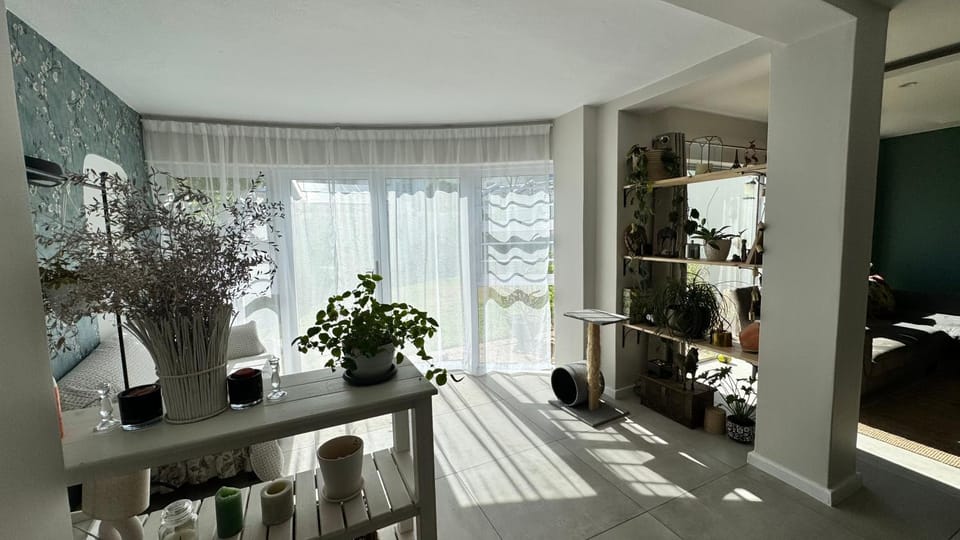 Private room with a bathroom at the family house, 2 minutes away from the Dolphin beach House in Cape Town