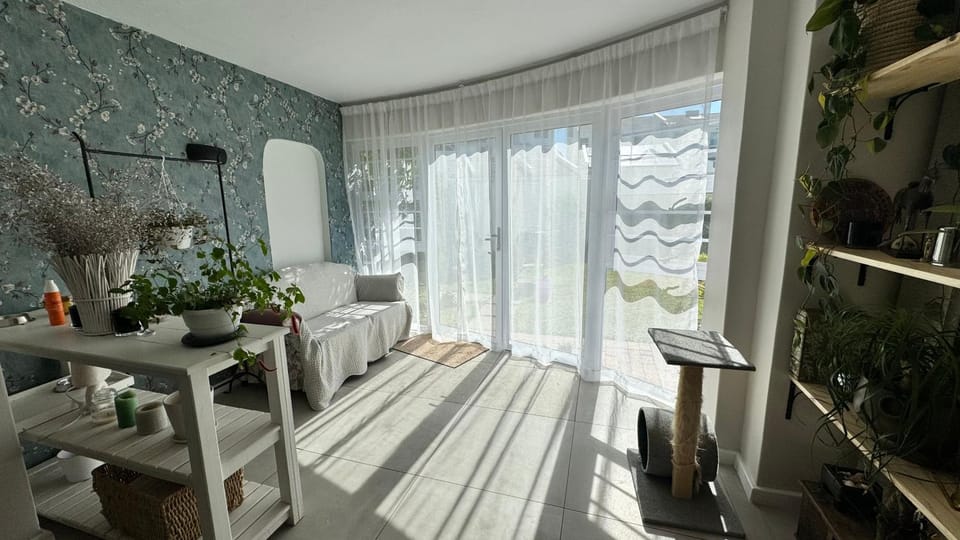 Private room with a bathroom at the family house, 2 minutes away from the Dolphin beach House in Cape Town