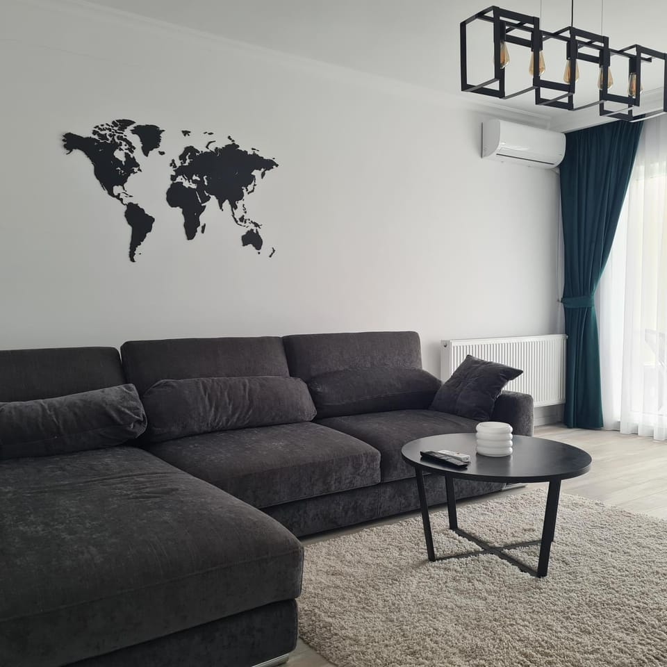Communal lounge/ TV room, TV and multimedia, Living room, Seating area, air conditioner