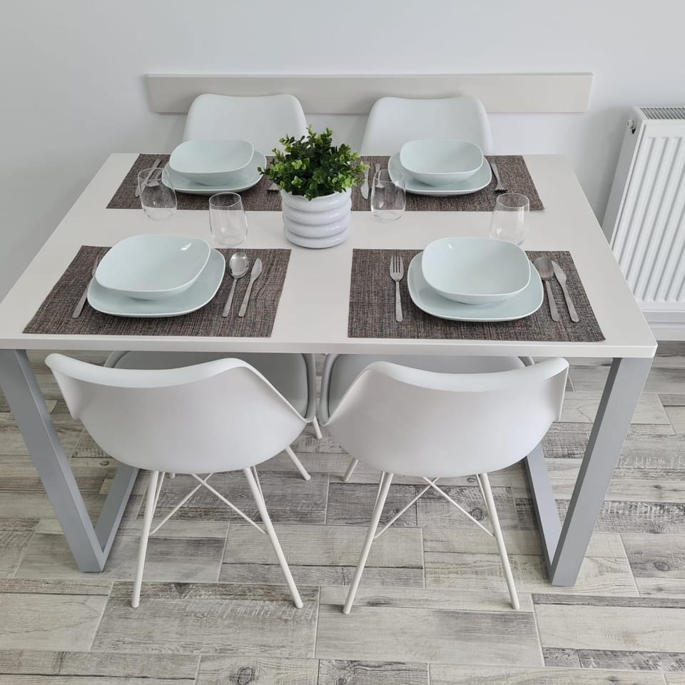 Dining area, internet