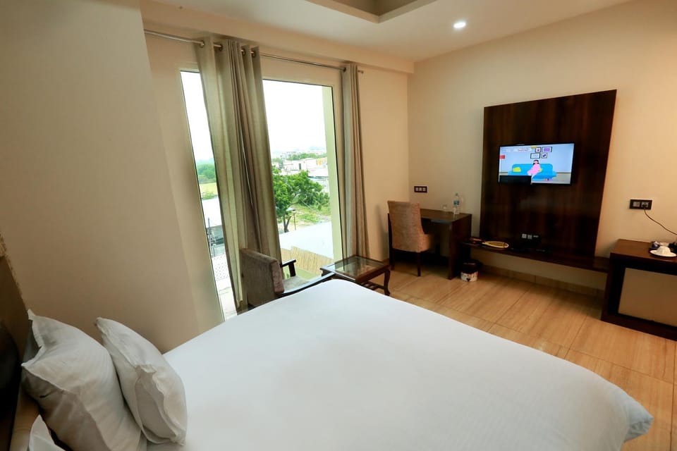 Bed, TV and multimedia, Photo of the whole room, Bedroom